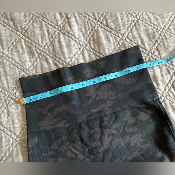 Spanx Look At Me Now Seamless Camo Leggings - Picture 6 of 8
